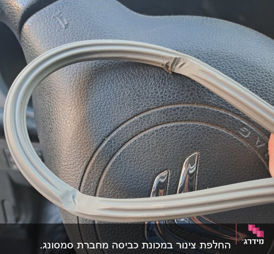 כבל חשמלי אפור עם נזק ביד אדם